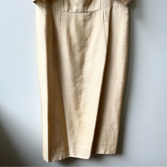 Vintage 1960s gold silk handmade sheath dress with front bow bodice detail - Picture 3 of 13